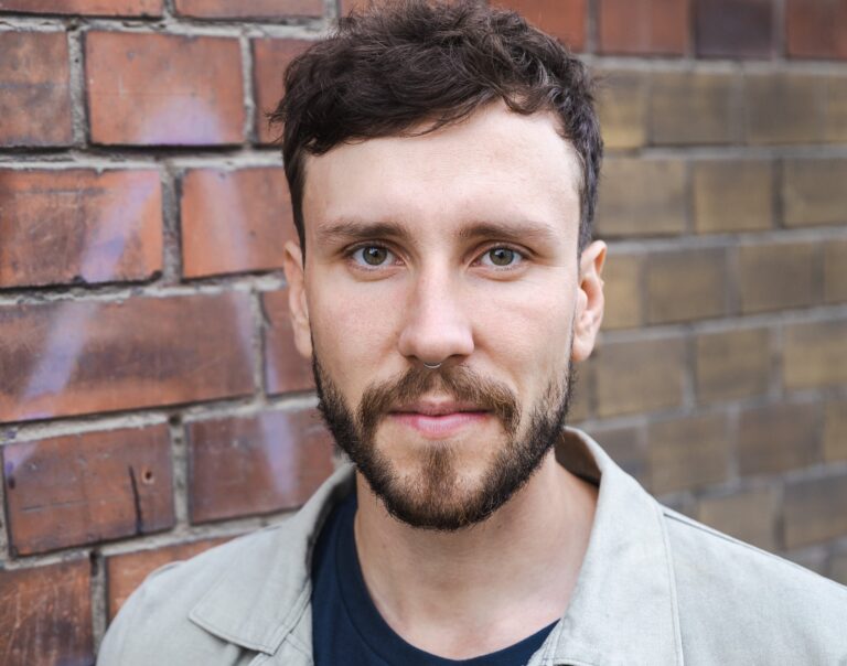 Theaterpädagoge Simon Gal beginnt seine Arbeit