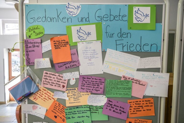 Evangelisches Gymnasium zum Grauen Kloster – Wand für den Frieden
