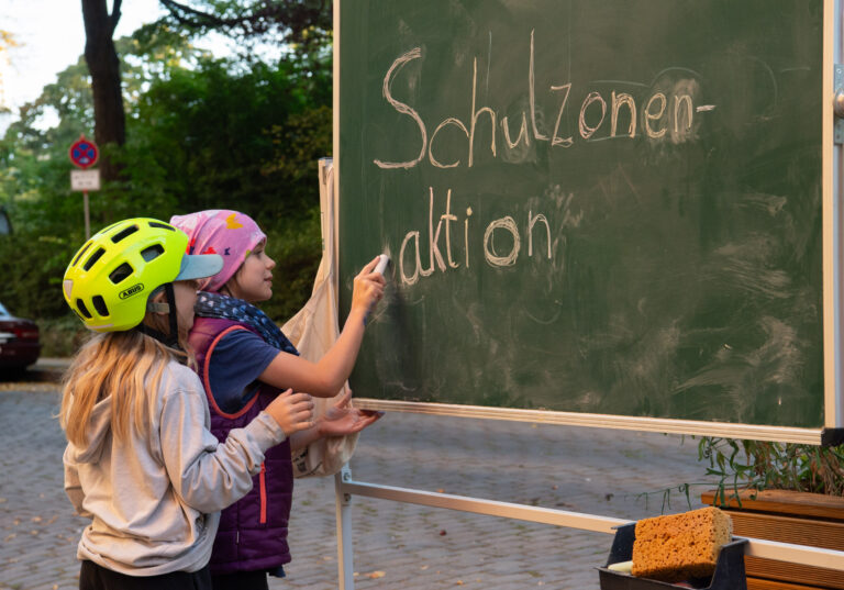 Evangelische Schule Friedrichshain gestaltet autofreie Schulzone