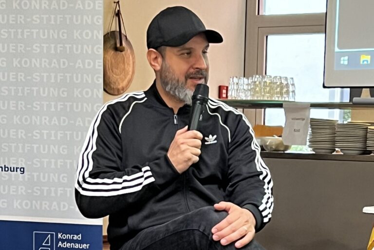 Diskussion über Antisemitismus mit Rapper Ben Salomo am Domgymnasium