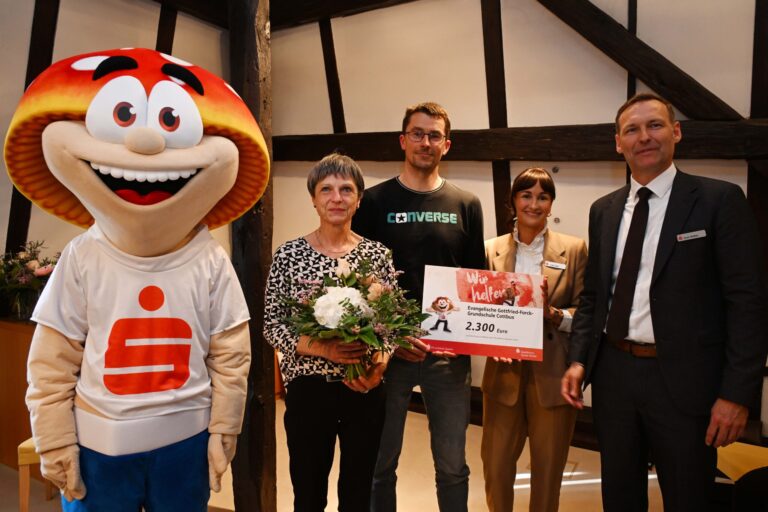 Gottfried-Forck-Grundschule erhält Spende der Sparkasse