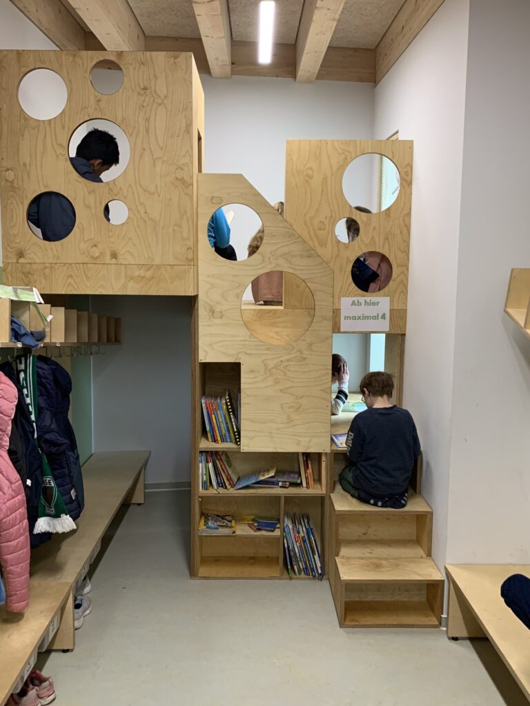 Schüler*innen der Evangelischen Schule Zehlendorf bauen eigenes Möbelstück