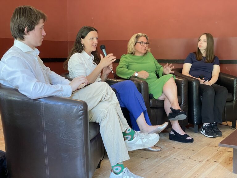 Schüler*innen befragen Entwicklungs-Ministerin an der Evangelischen Schule Neuruppin