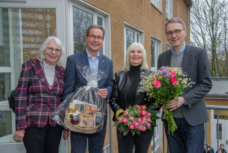80. Geburtstag mit Schule gefeiert: Dienstälteste Lehrerin Berlins arbeitet bei der EKBO-Schulstiftung