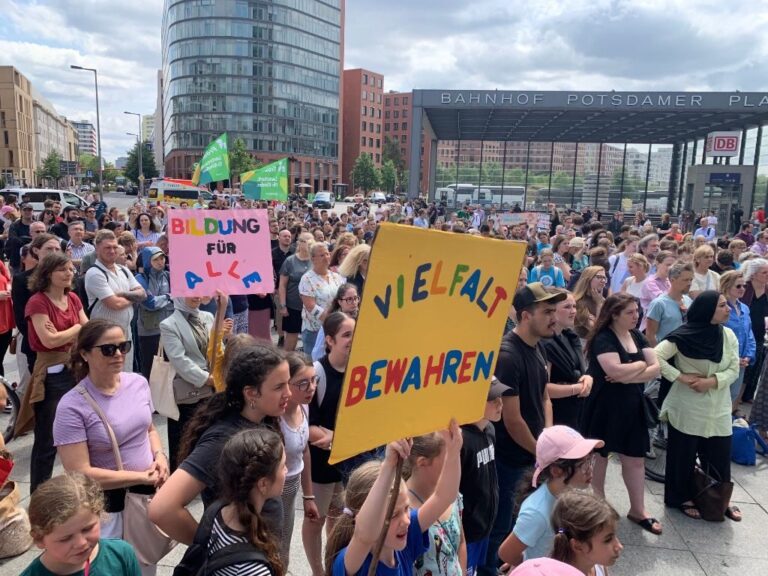 Freie Schulen Berlins demonstrierten auf dem Potsdamer Platz