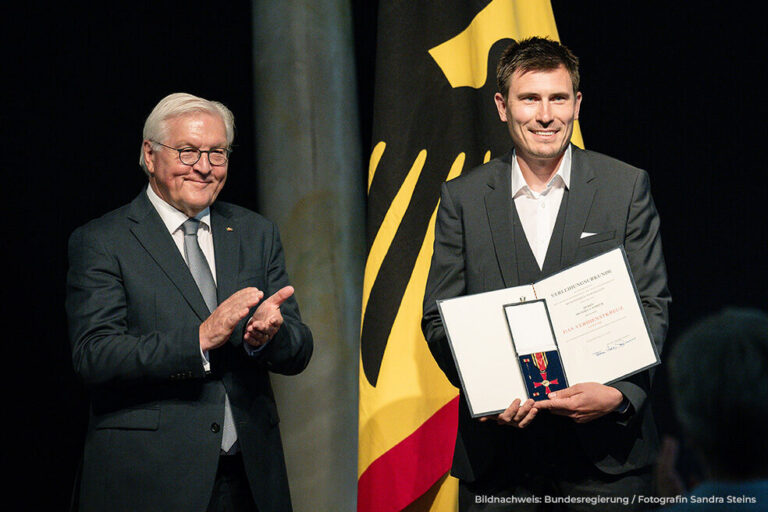 Steinmeier ehrt Michael Landeck, Lehrer an der Evangelischen Schule Neuruppin, mit Bundesverdienstkreuz