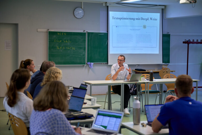 Evangelisches Gymnasium zum Grauen Kloster startet mit Studientag zur KI ins neue Schuljahr